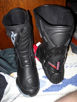 minskad boots.jpg